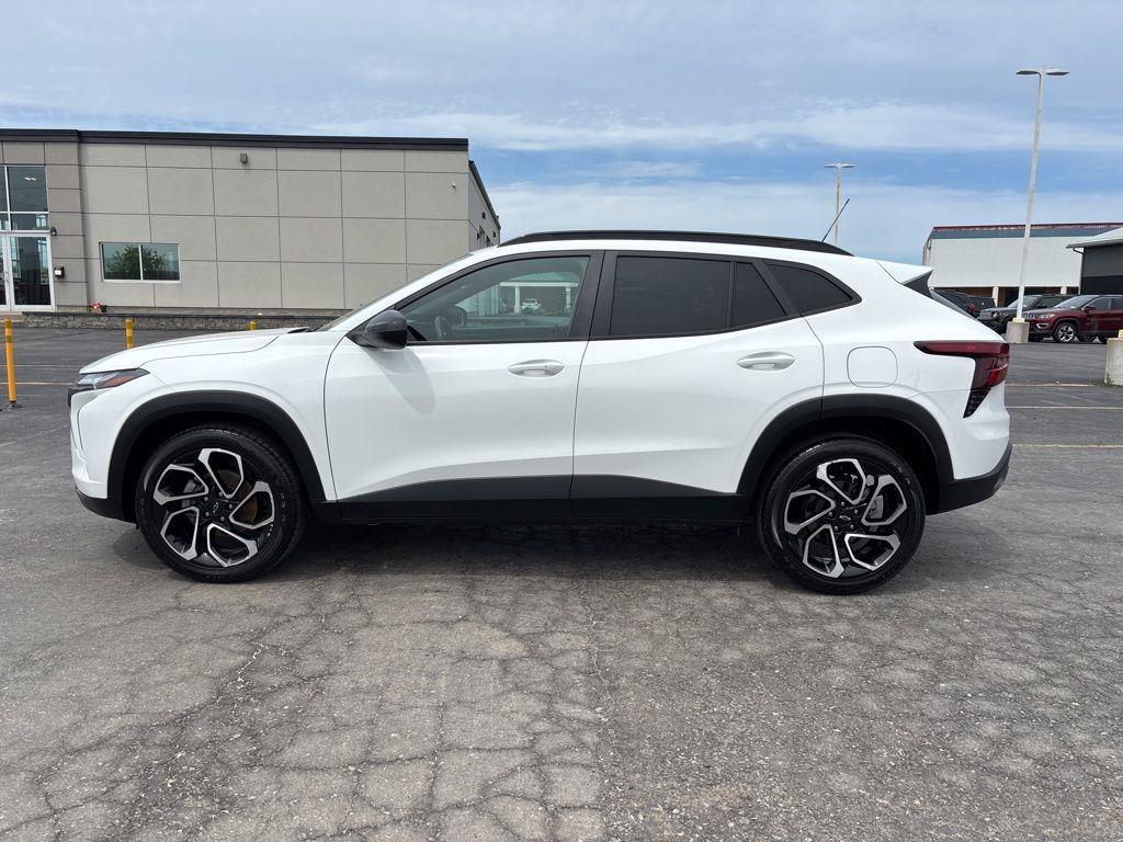 Used 2024 Summit White Chevrolet 2RS image 4