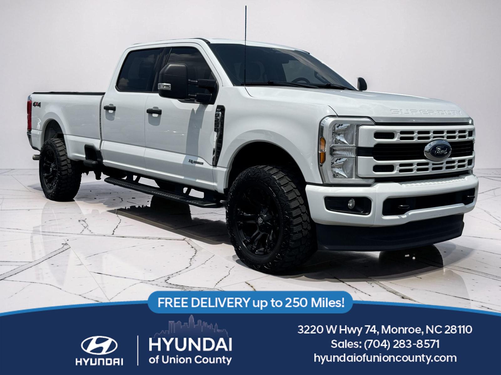 Oxford White 2024 Ford F-250 Super Duty Pickup Truck Four-Wheel Drive Automatic