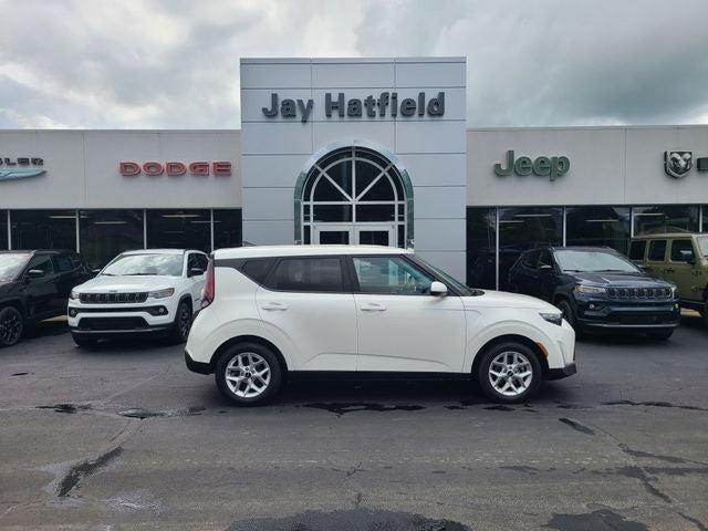 Snow White Pearl 2025 Kia Soul SUV / Crossover Front-Wheel Drive Continuously Variable Transmission