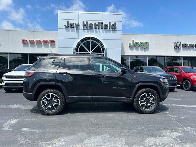 Diamond Black Crystal Pearlcoat 2024 Jeep Compass SUV / Crossover Four-Wheel Drive 8-Speed Automatic