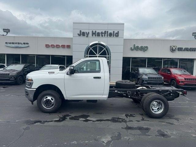 Bright White Clearcoat 2026 RAM 3500 Chassis Pickup Truck Four-Wheel Drive 8-Speed Automatic