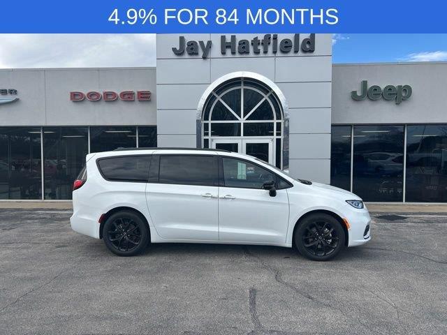 Bright White Clearcoat 2026 Chrysler Pacifica Minivan Front-Wheel Drive 9-Speed Automatic
