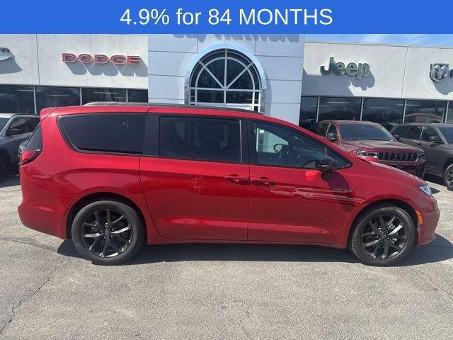Red Hot Pearlcoat 2026 Chrysler Pacifica Minivan Front-Wheel Drive 9-Speed Automatic