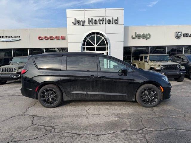 Diamond Black Crystal Pearlcoat 2026 Chrysler Pacifica Minivan Front-Wheel Drive 9-Speed Automatic