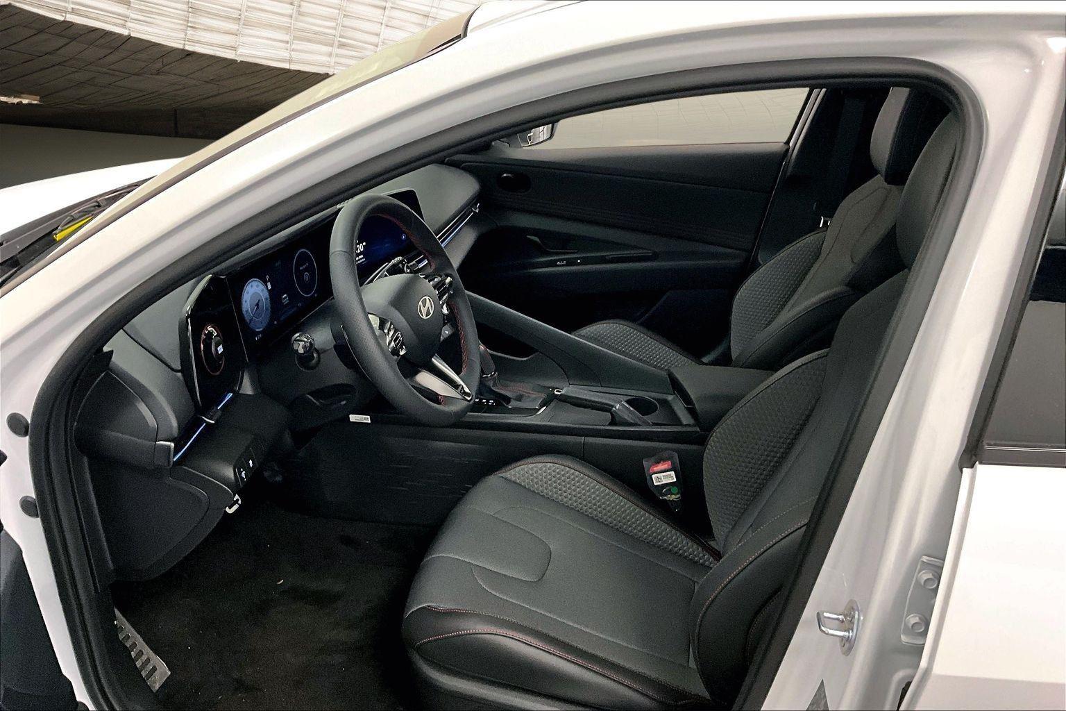 2025 Hyundai Elantra Limited photo 30