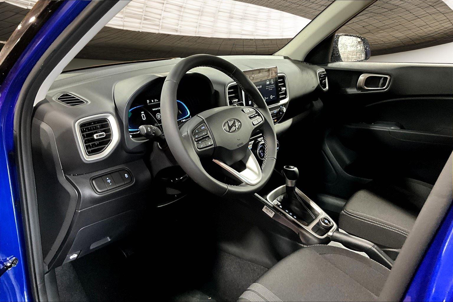2025 Hyundai Venue SEL photo 18