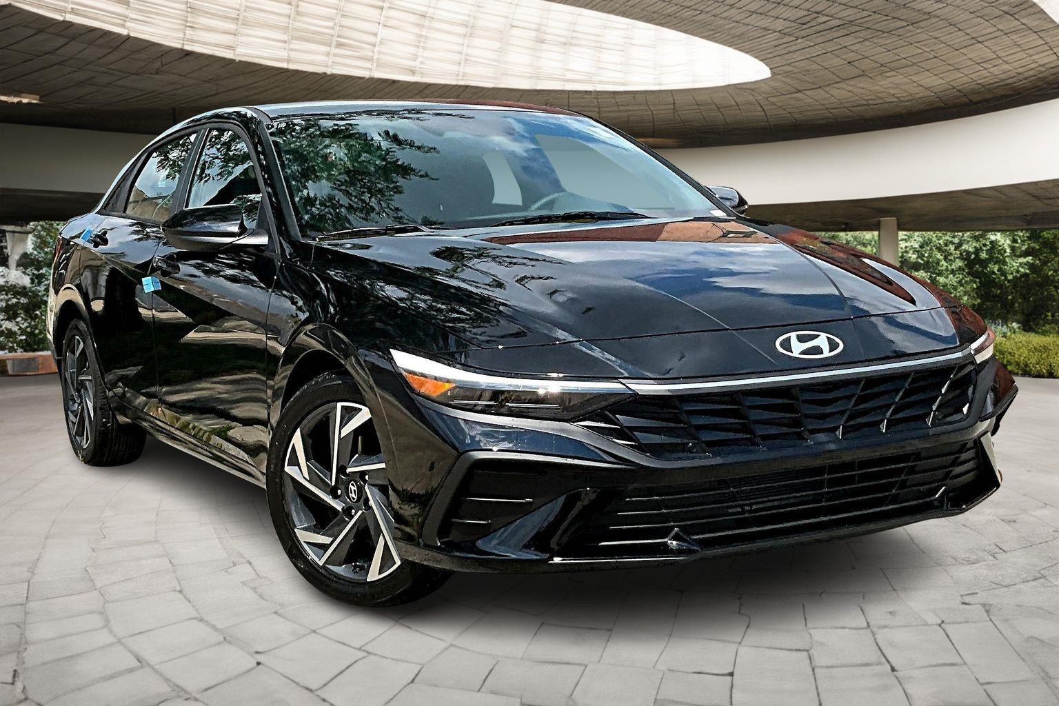 2025 Hyundai Elantra Limited photo 13