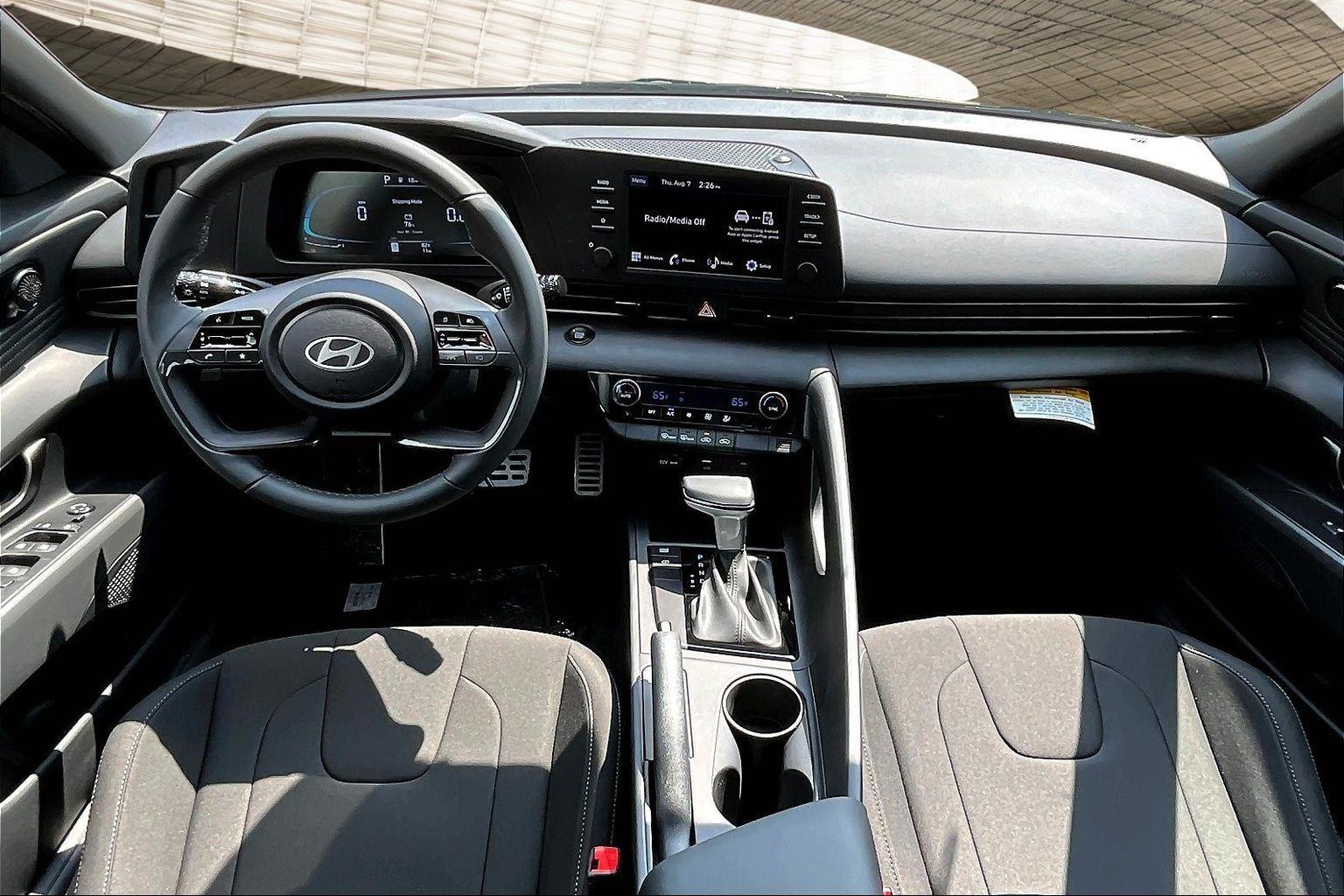 2025 Hyundai Elantra Limited photo 16