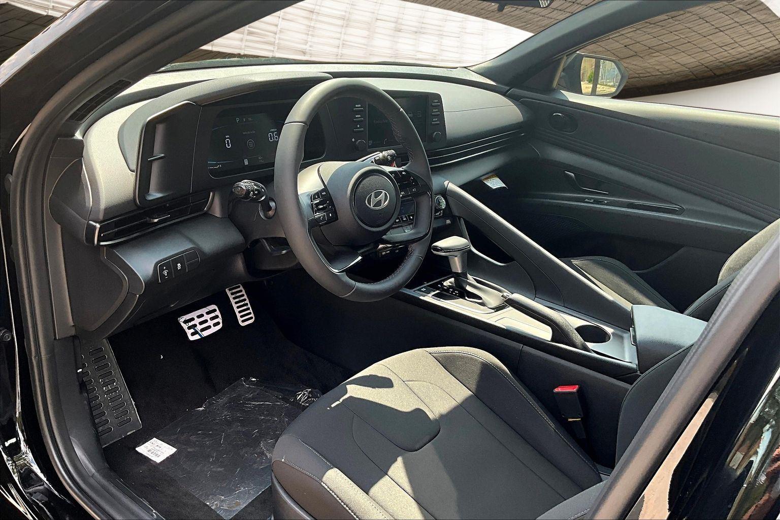 2025 Hyundai Elantra Limited photo 17