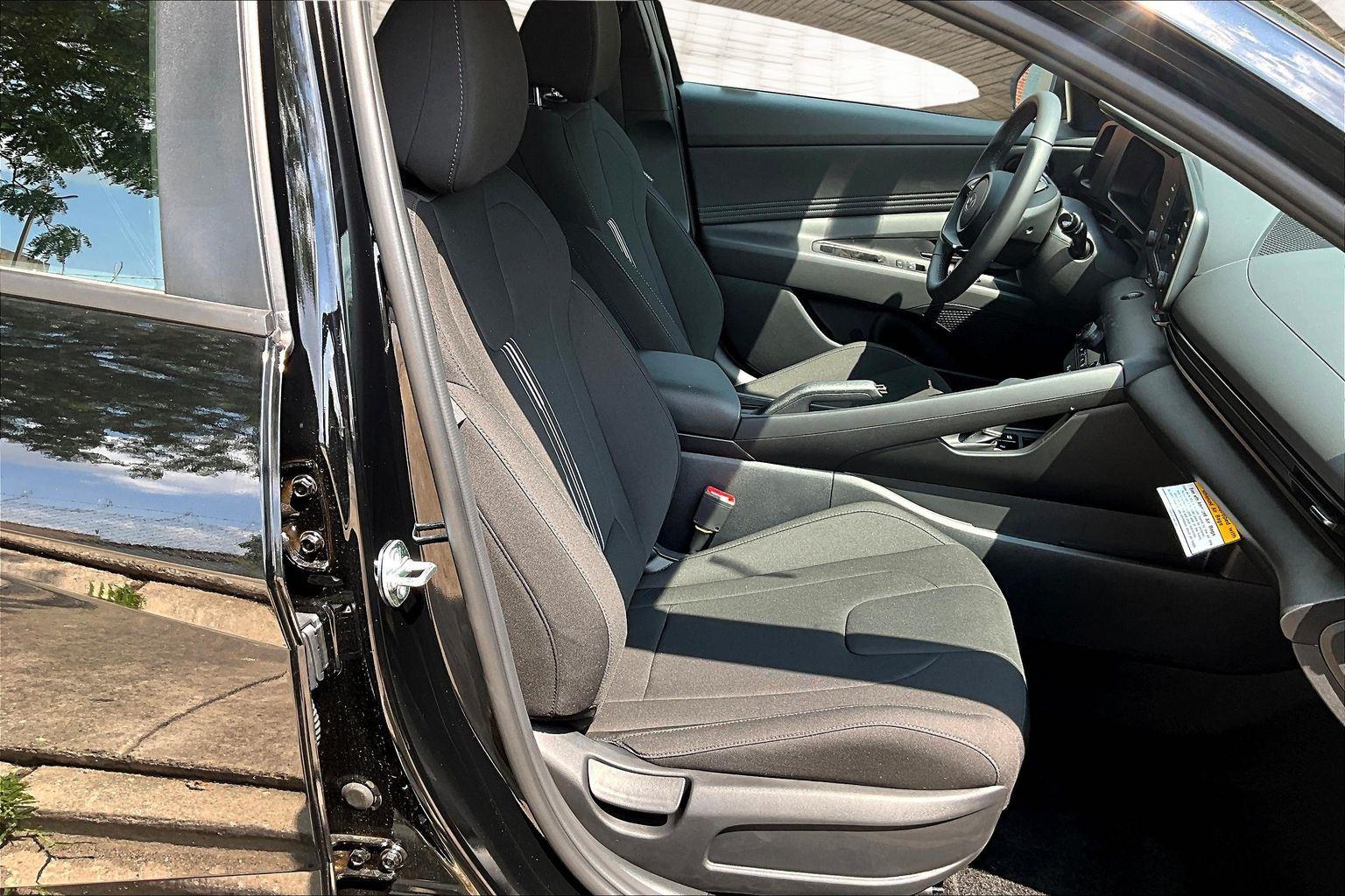 2025 Hyundai Elantra Limited photo 19