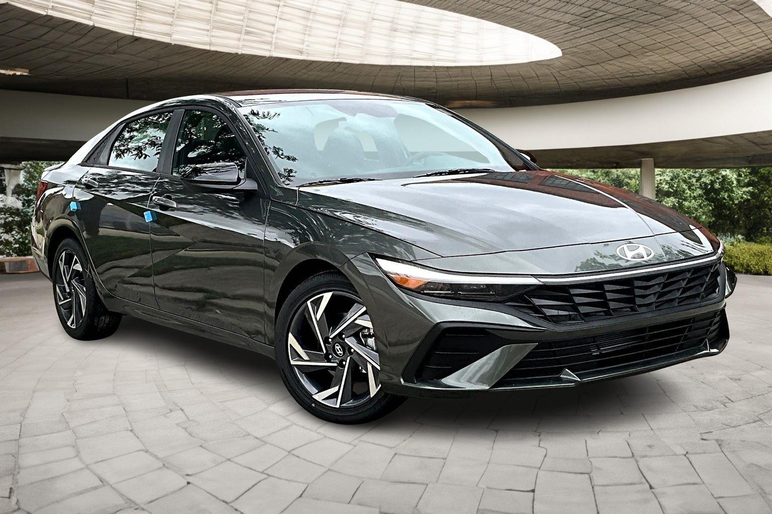 2025 Hyundai Elantra SEL Sport photo 2