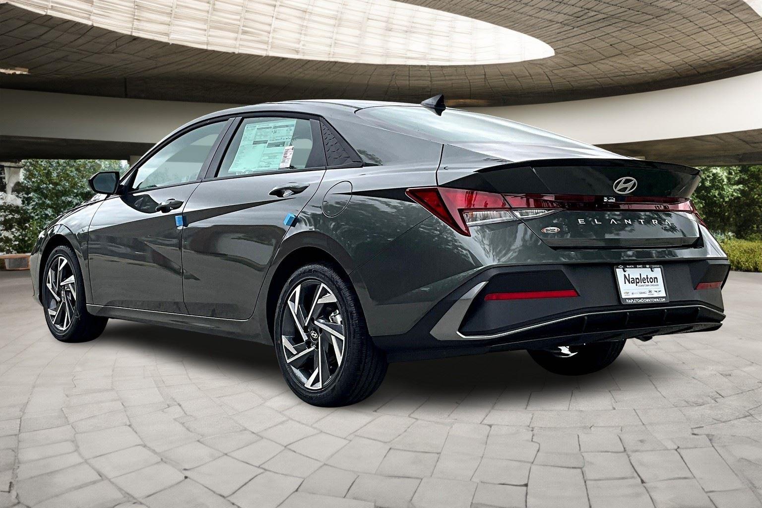 2025 Hyundai Elantra SEL Sport photo 3