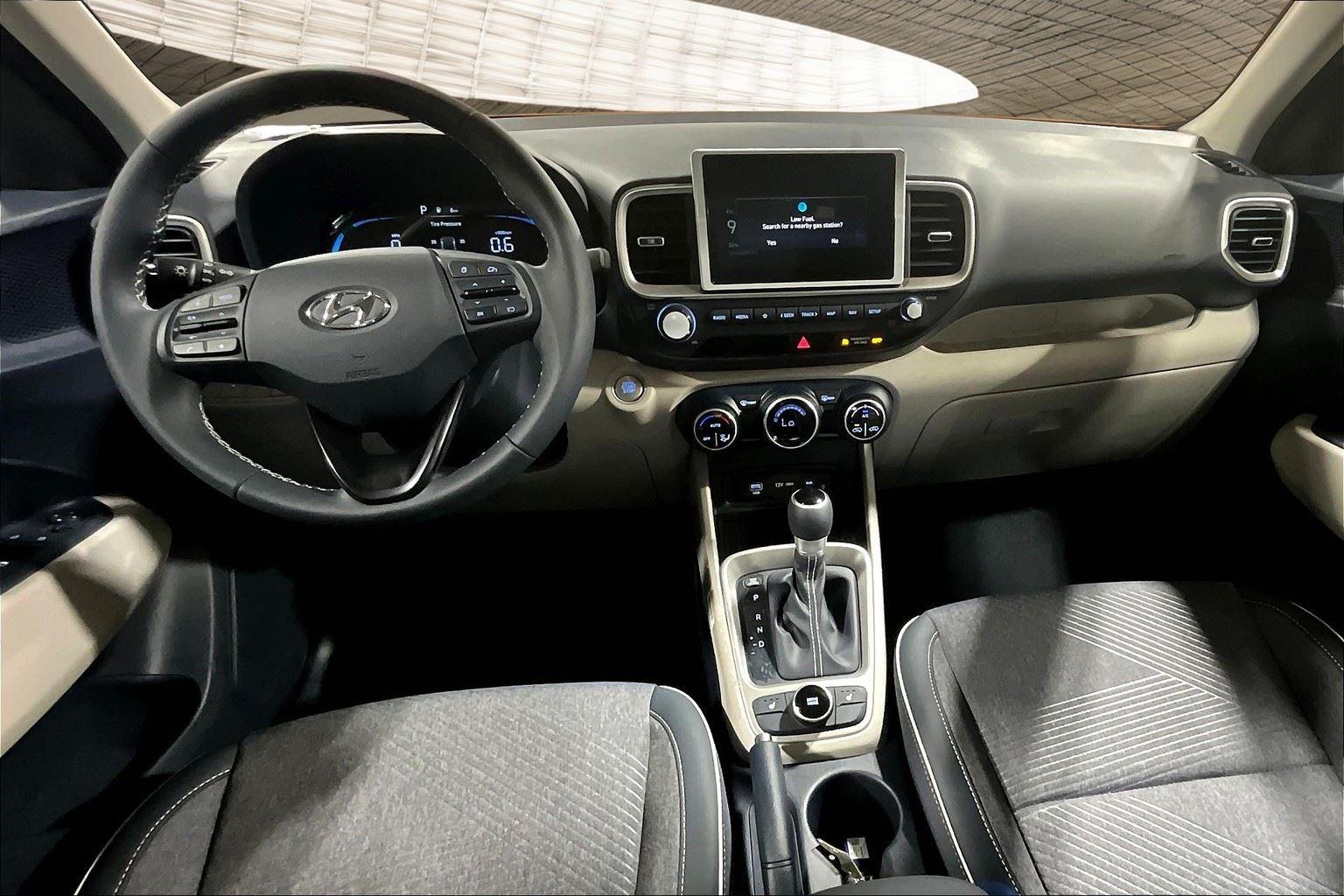 2025 Hyundai Venue SEL photo 46