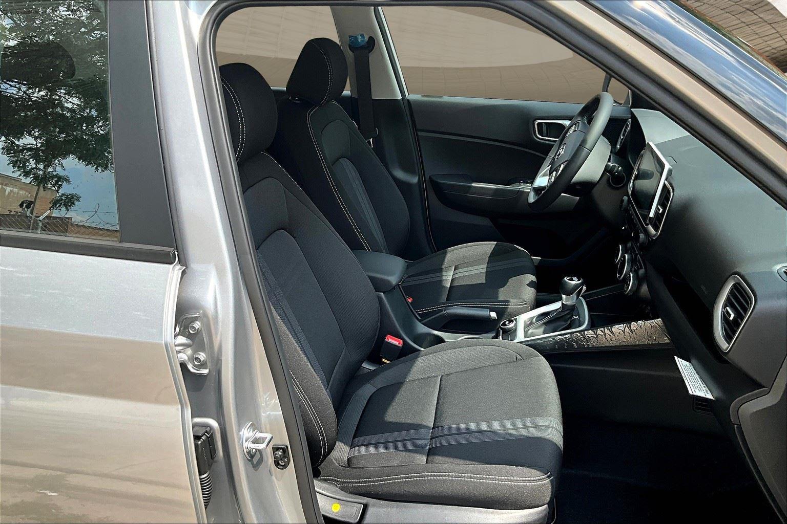 2025 Hyundai Venue SEL photo 8