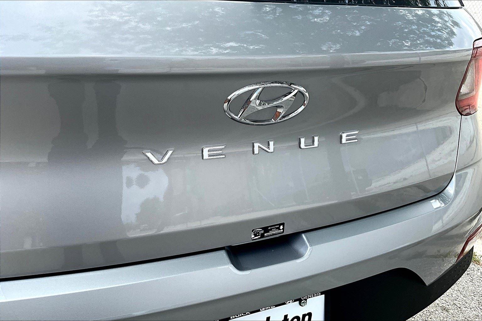 2025 Hyundai Venue SEL photo 12