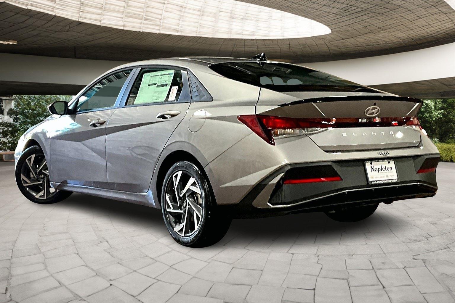 2025 Hyundai Elantra SEL Sport photo 3