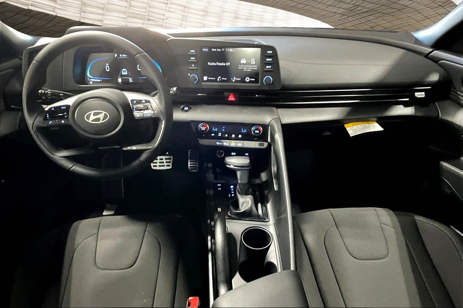 2025 Hyundai Elantra SEL Sport photo 3