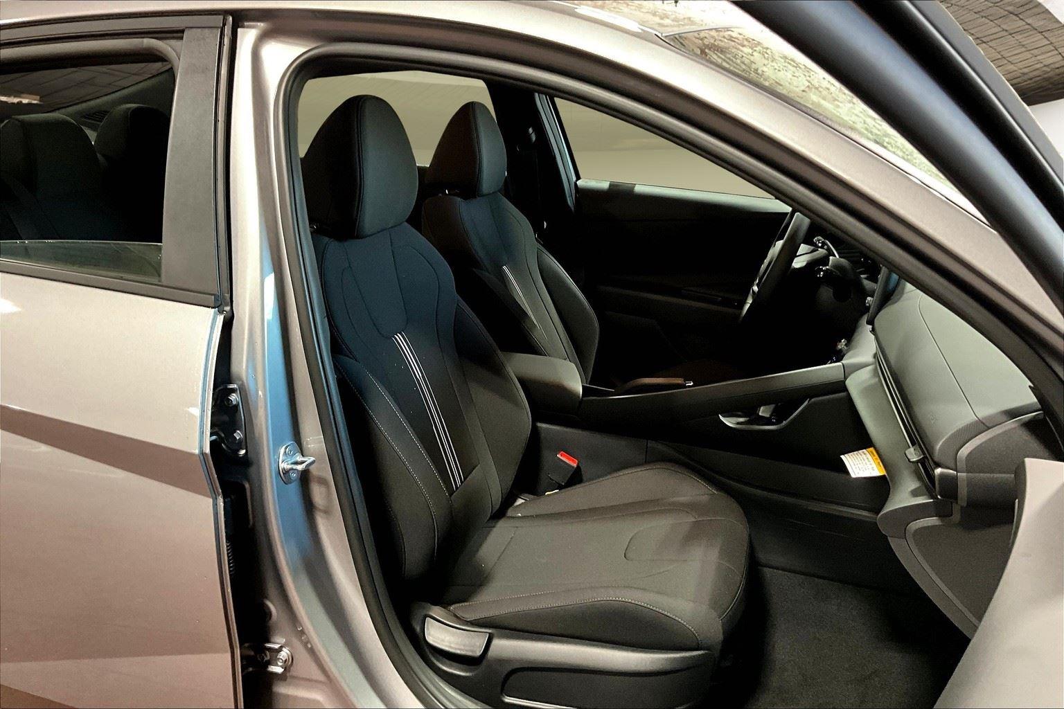 2025 Hyundai Elantra SEL Sport photo 6