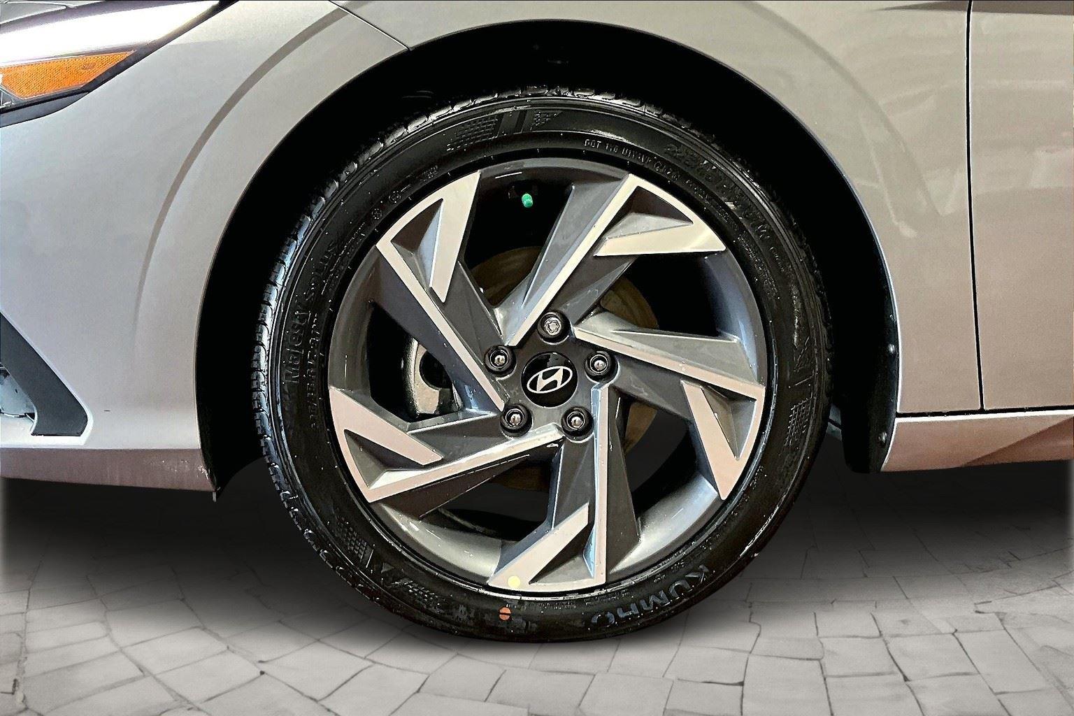 2025 Hyundai Elantra SEL Sport photo 9