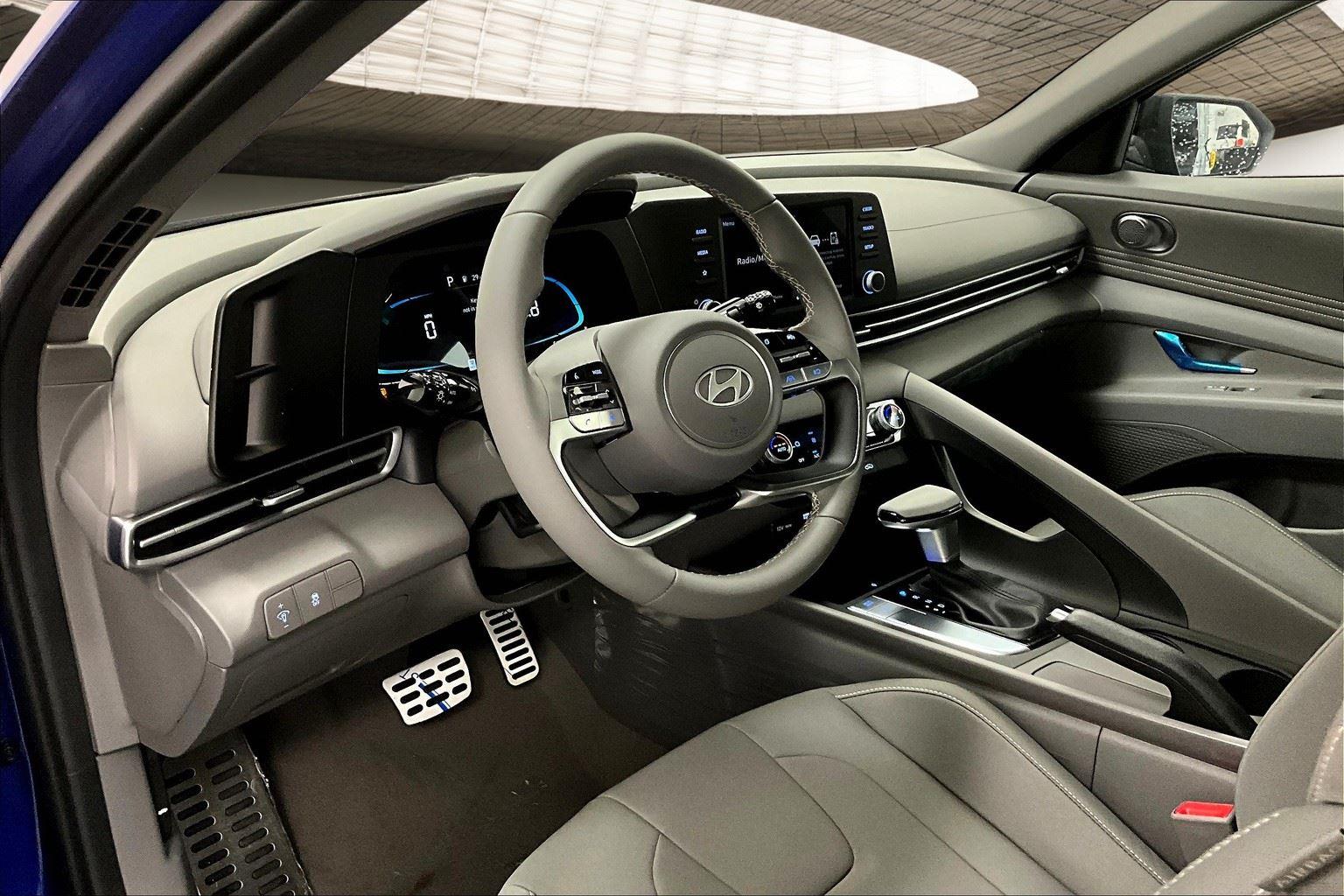 2025 Hyundai Elantra SEL Sport photo 4