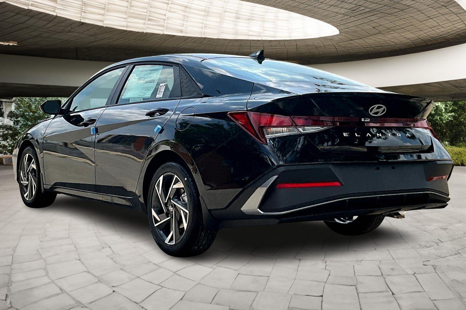 2025 Hyundai Elantra SEL Sport photo 3