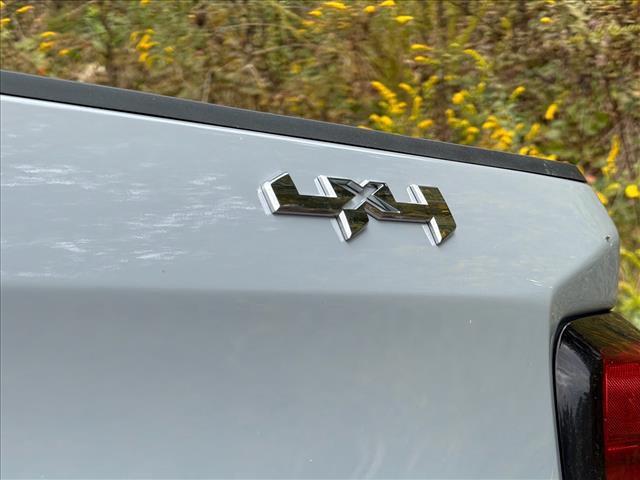 Used 2024  GMC ELEVATION image 17