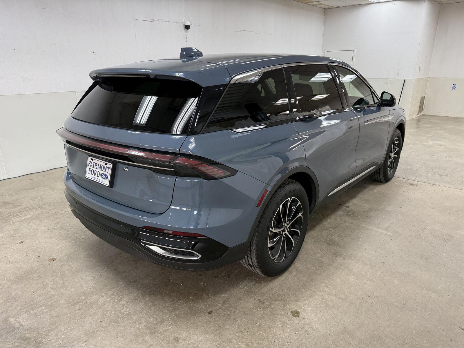 View vehicle photo 7