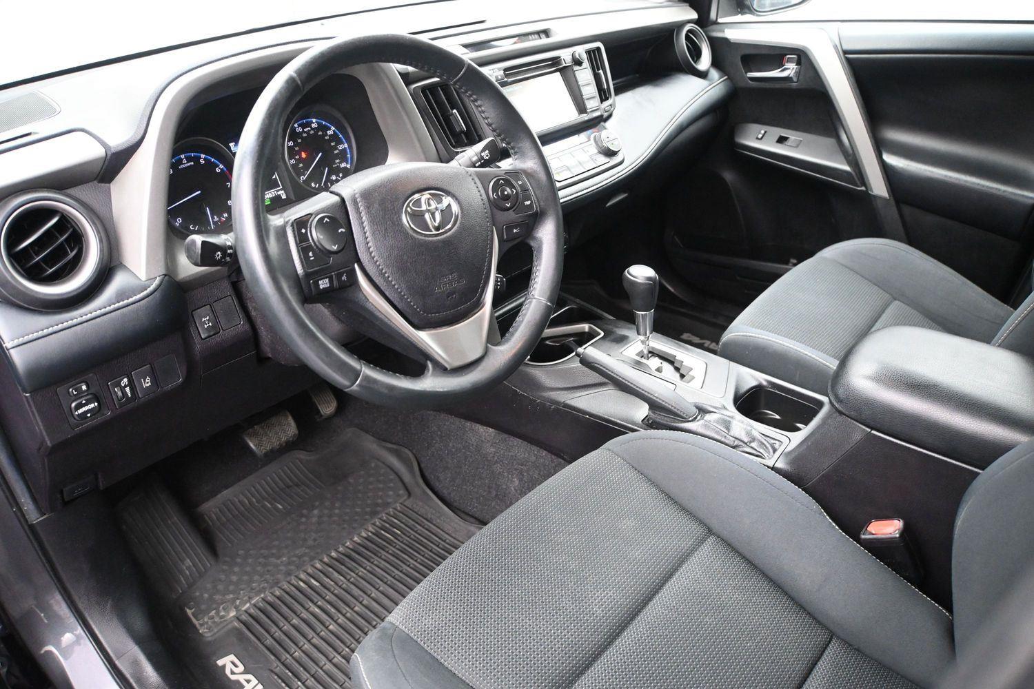 Toyota RAV4 XLE - Image 3