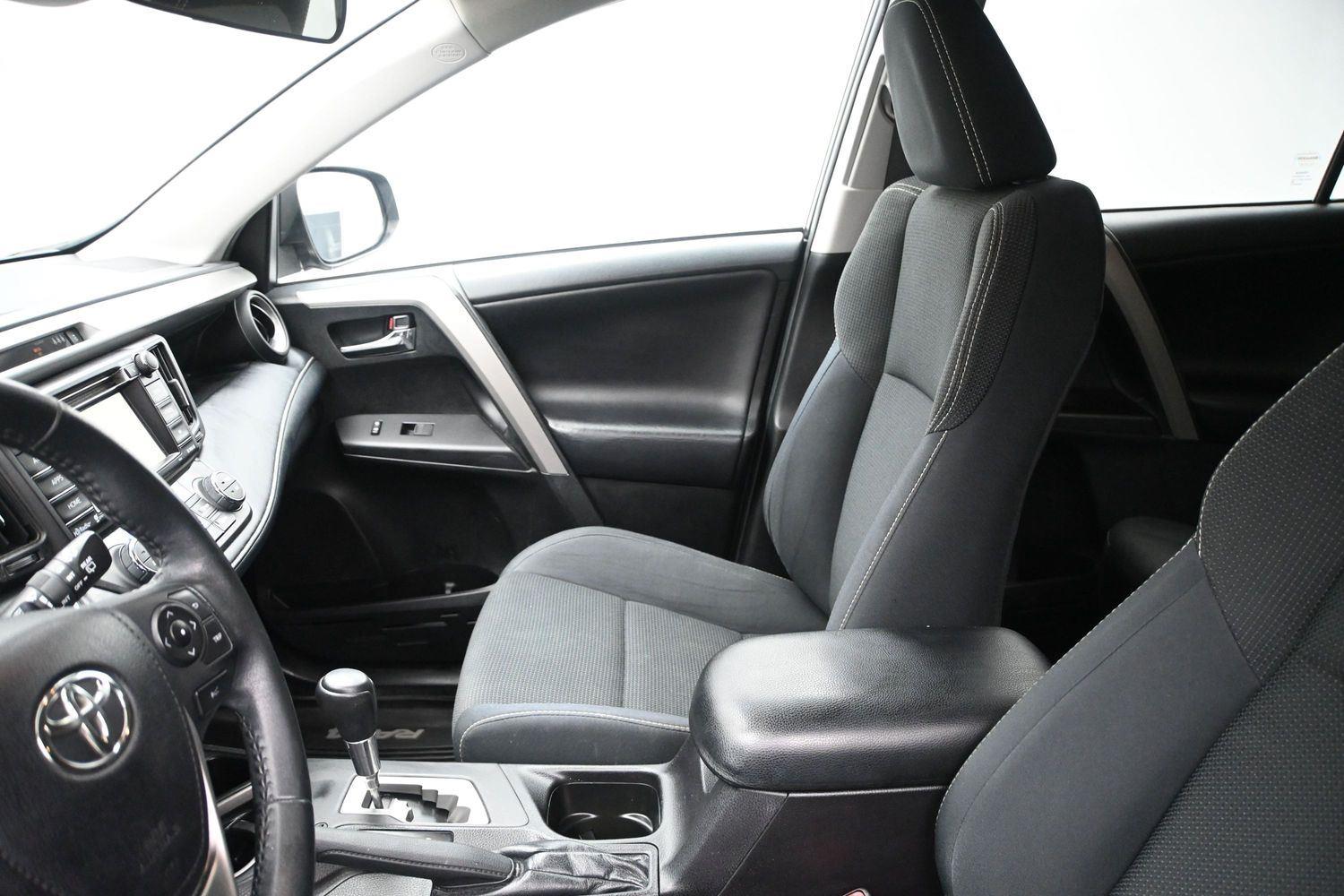 Toyota RAV4 XLE - Image 4