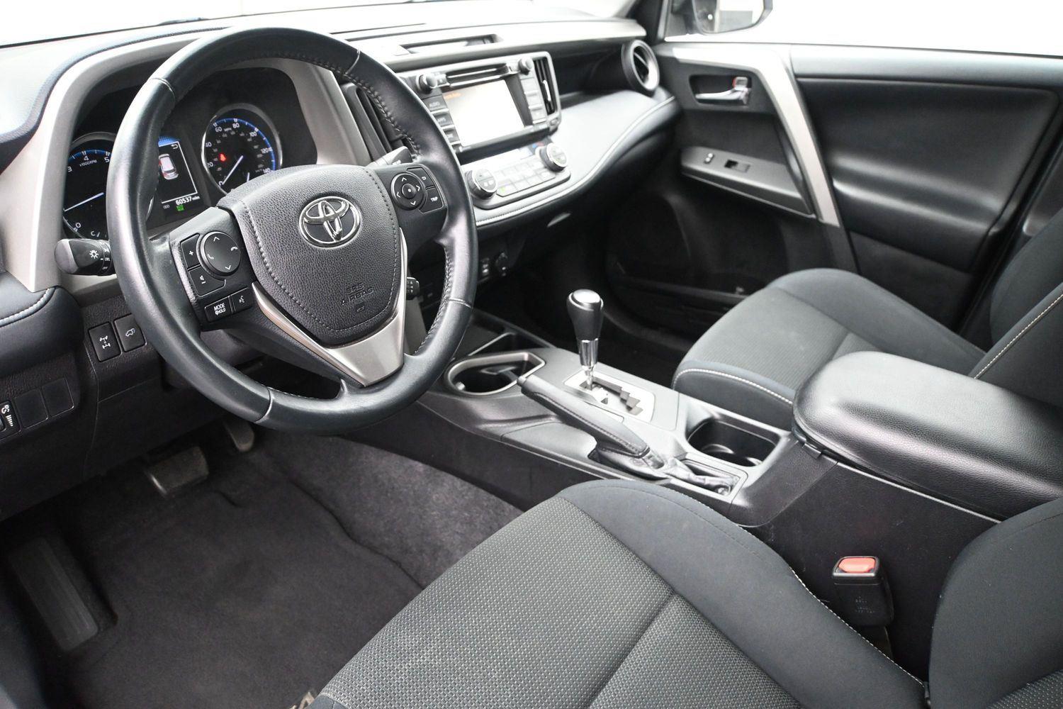 Toyota RAV4 XLE - Image 2