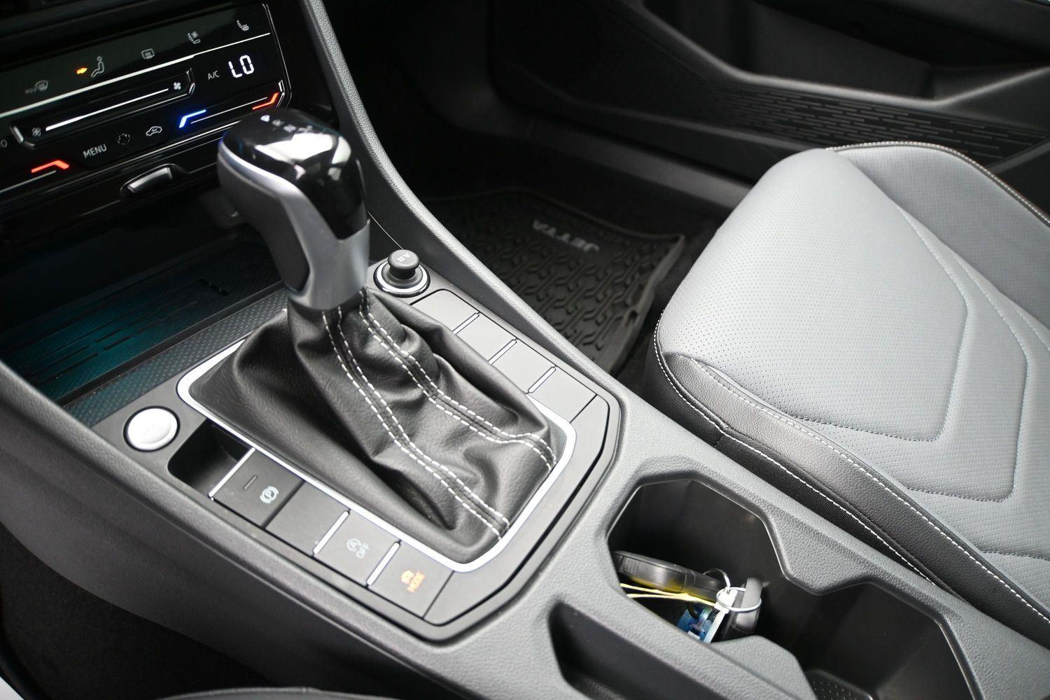 Volkswagen Jetta SEL - Image 5