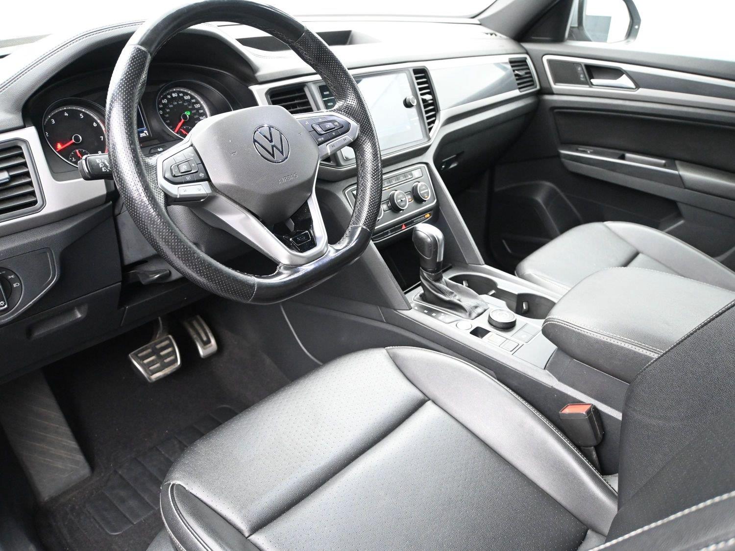 Volkswagen Atlas Cross Sport 3.6L V6 SE w/Technology R-Line - Image 2