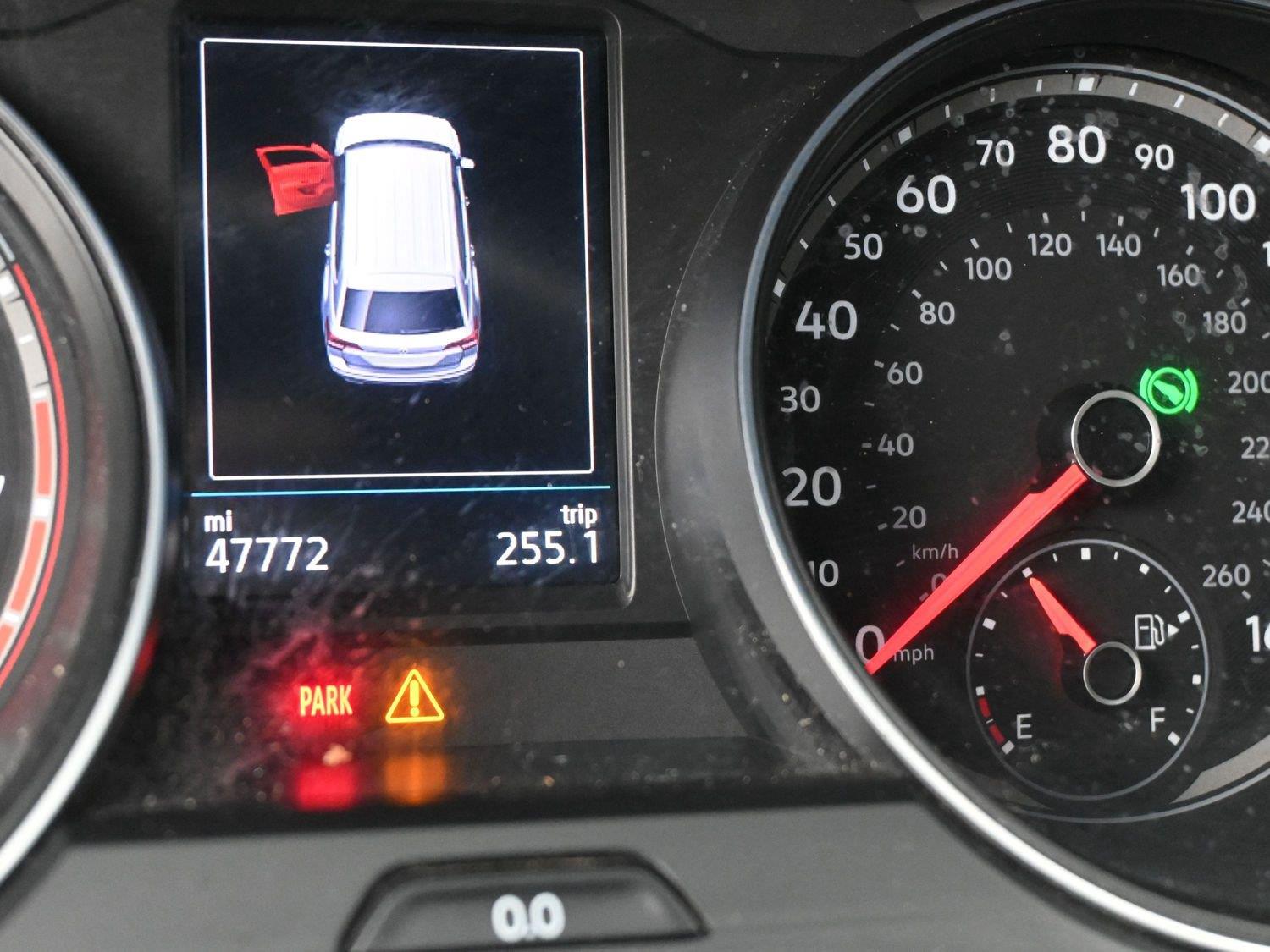 Volkswagen Atlas Cross Sport 3.6L V6 SE w/Technology R-Line - Image 3