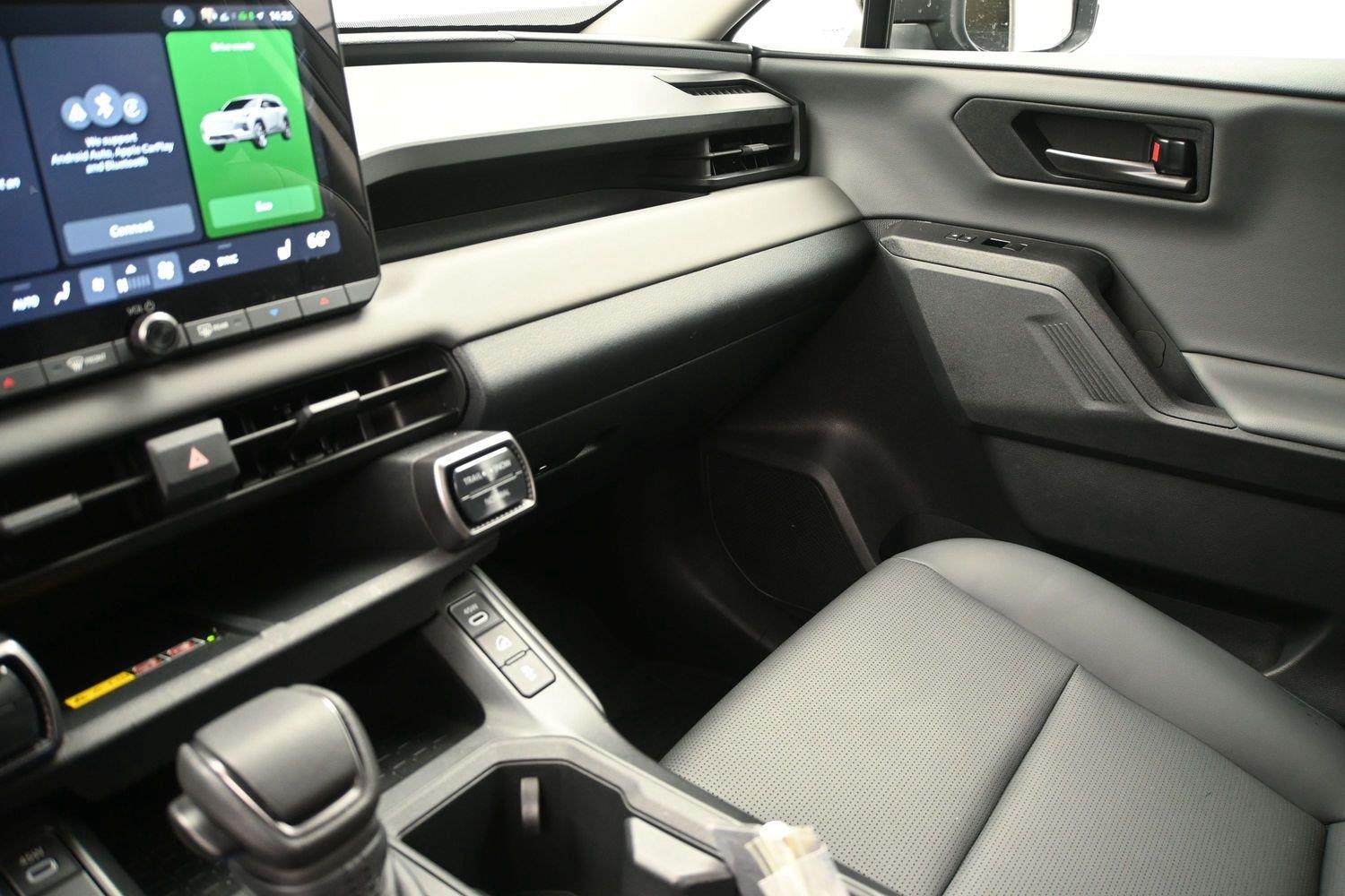 Toyota RAV4 XLE Premium - Image 4