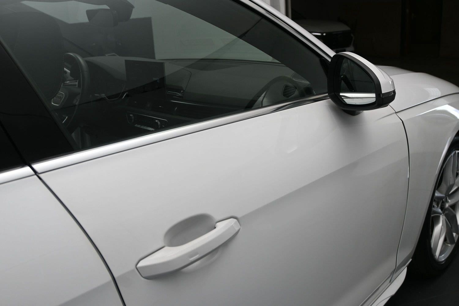 Audi A4 Sedan S line Premium Plus - Image 4