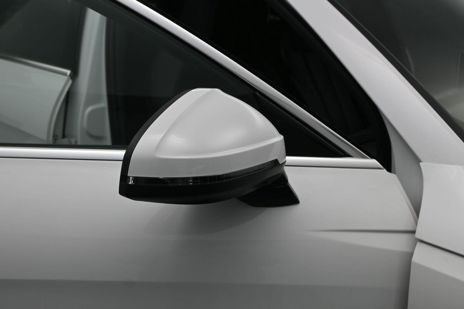 Audi A4 Sedan S line Premium Plus - Image 2