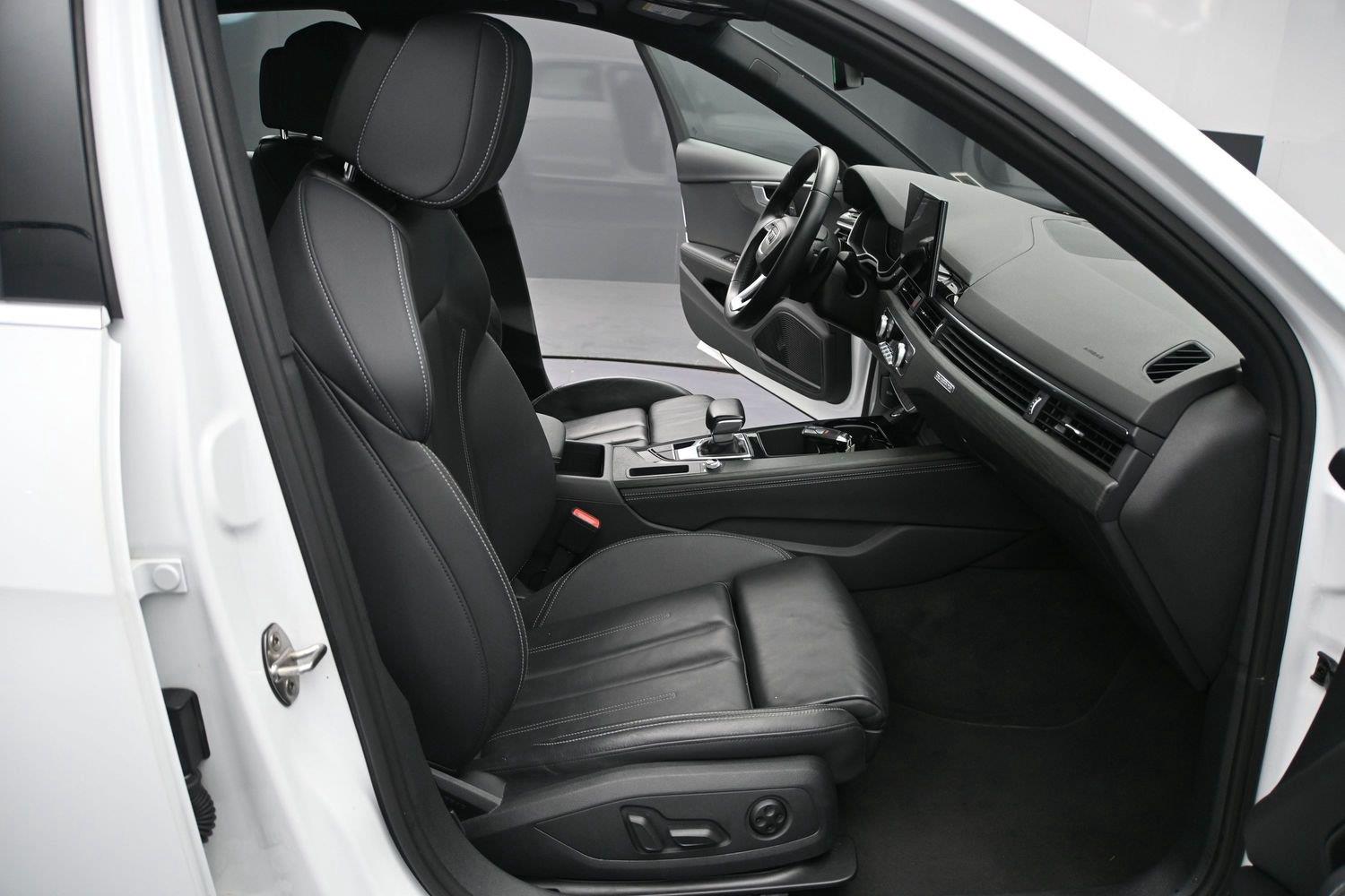Audi A4 Sedan S line Premium Plus - Image 5