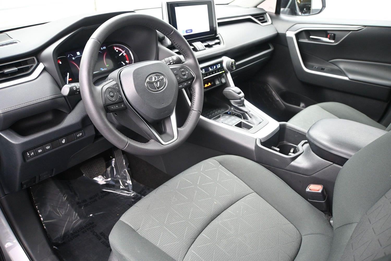 Toyota RAV4 XLE - Image 2