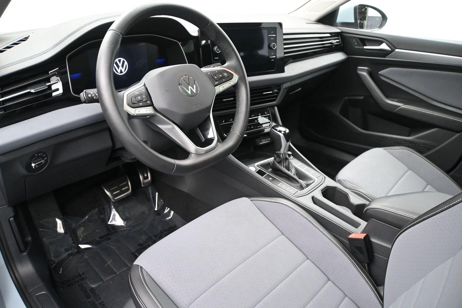 Volkswagen Jetta SE - Image 2