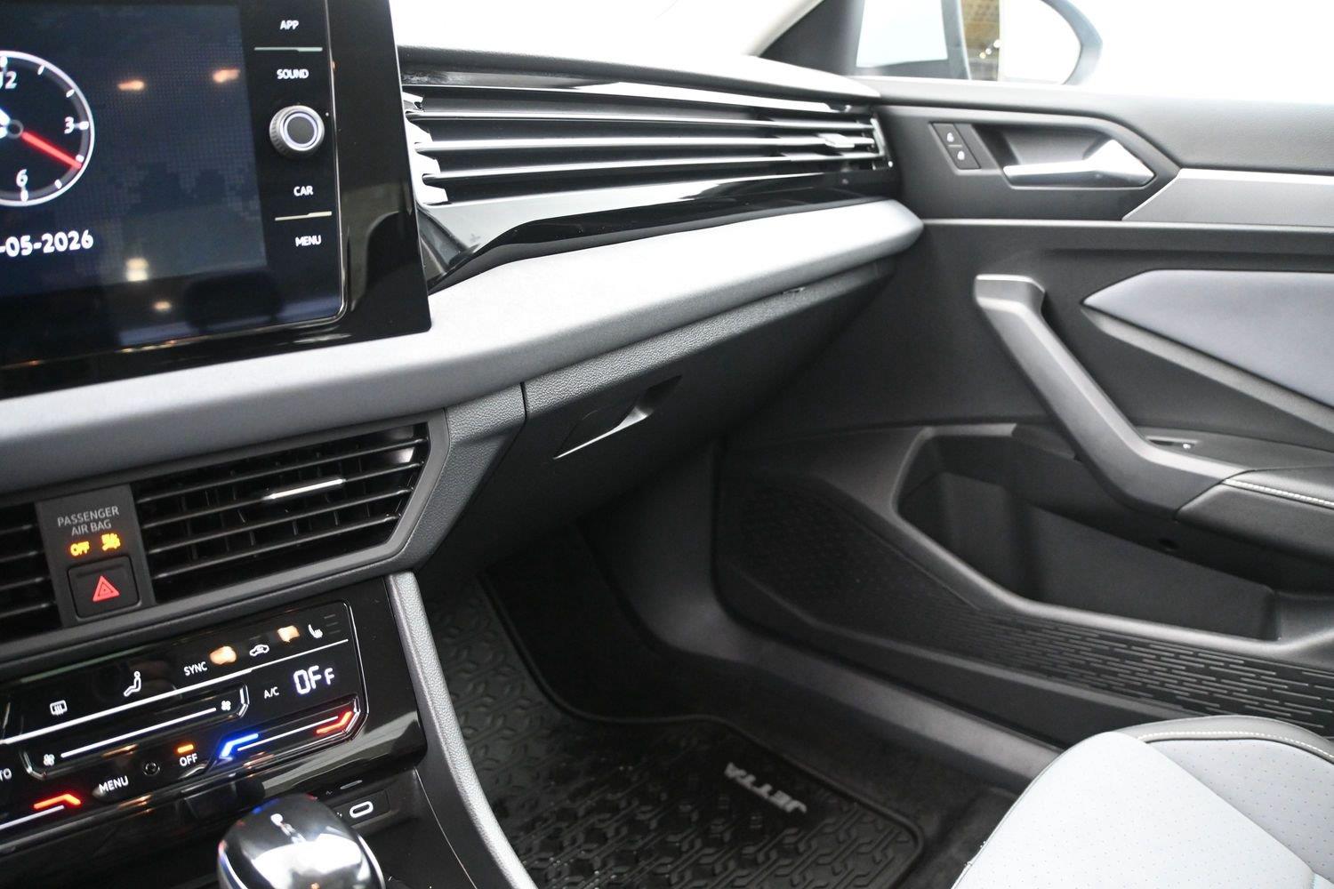 Volkswagen Jetta SE - Image 4
