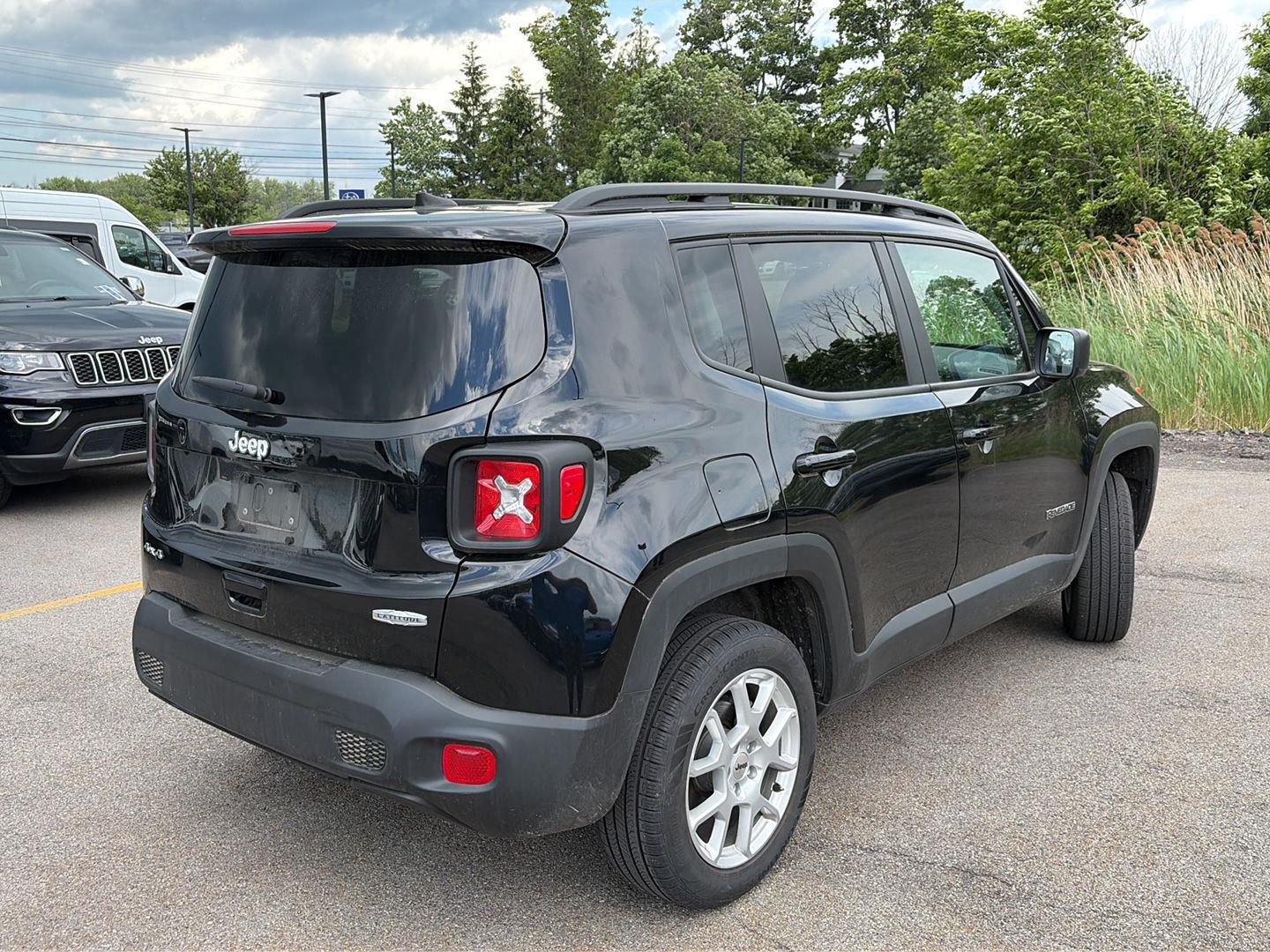 Certified Used 2022 Black Clearcoat Jeep Latitude 4x4 image 2