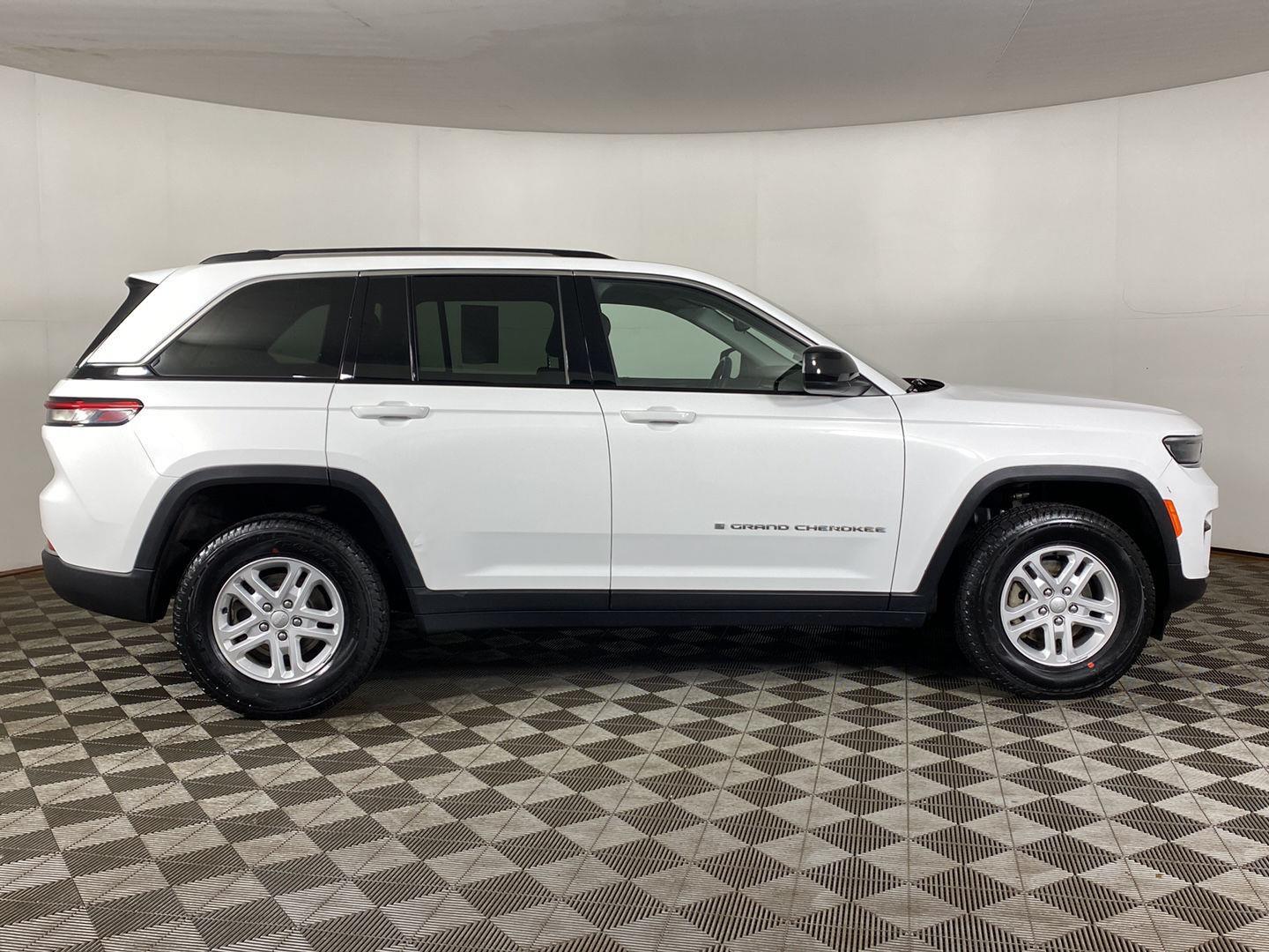 Certified Used 2023 Bright White Clearcoat Jeep Laredo 4x4 image 31