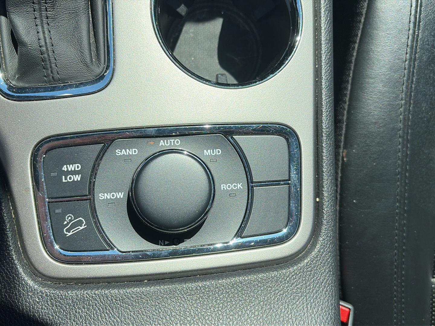 Used 2019 Diamond Black Crystal Pearlcoat Jeep Limited image 10