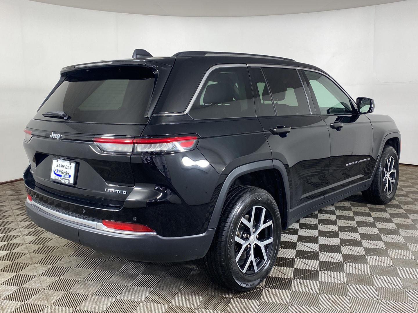 Certified Used 2024 Diamond Black Crystal Pearlcoat Jeep Limited image 22