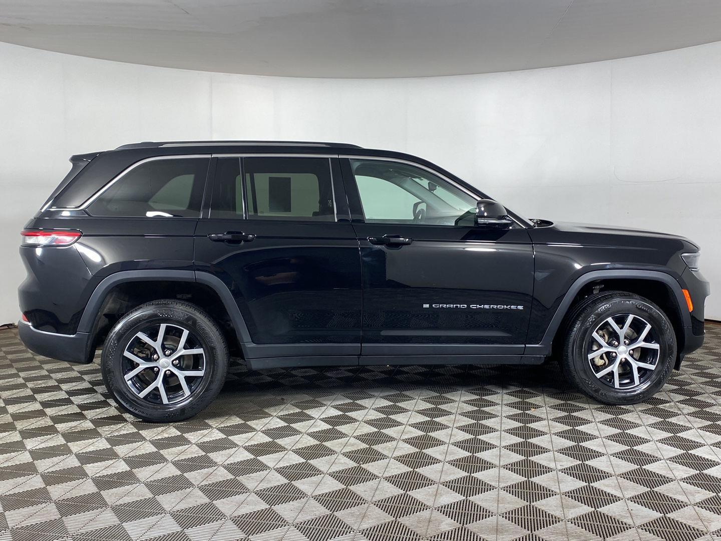 Certified Used 2024 Diamond Black Crystal Pearlcoat Jeep Limited image 23