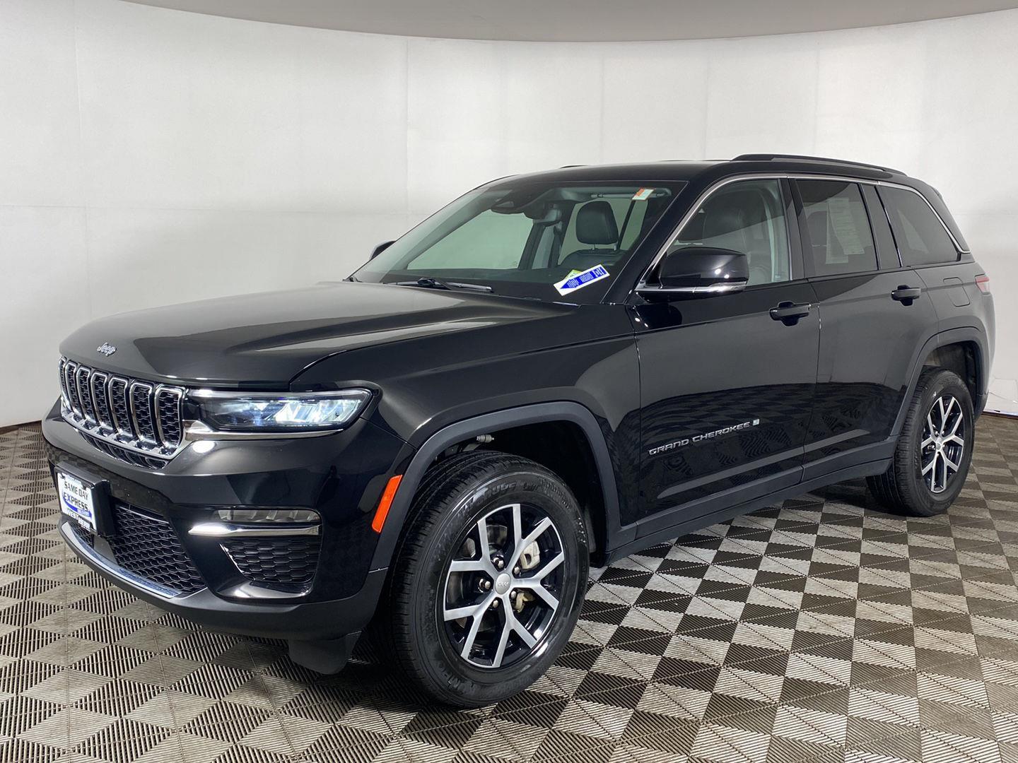 Certified Used 2024 Diamond Black Crystal Pearlcoat Jeep Limited image 26
