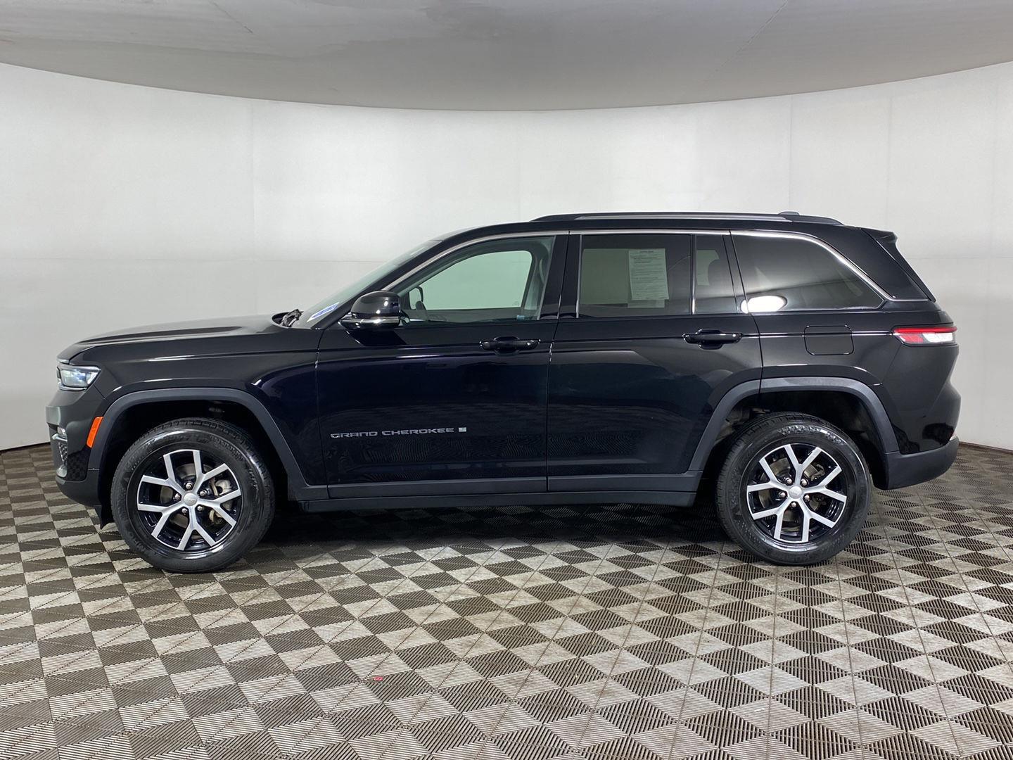 Certified Used 2024 Diamond Black Crystal Pearlcoat Jeep Limited image 27