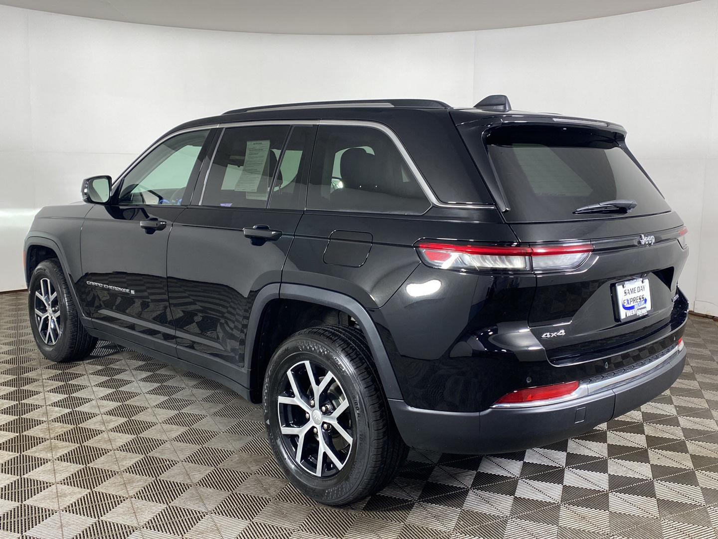 Certified Used 2024 Diamond Black Crystal Pearlcoat Jeep Limited image 28