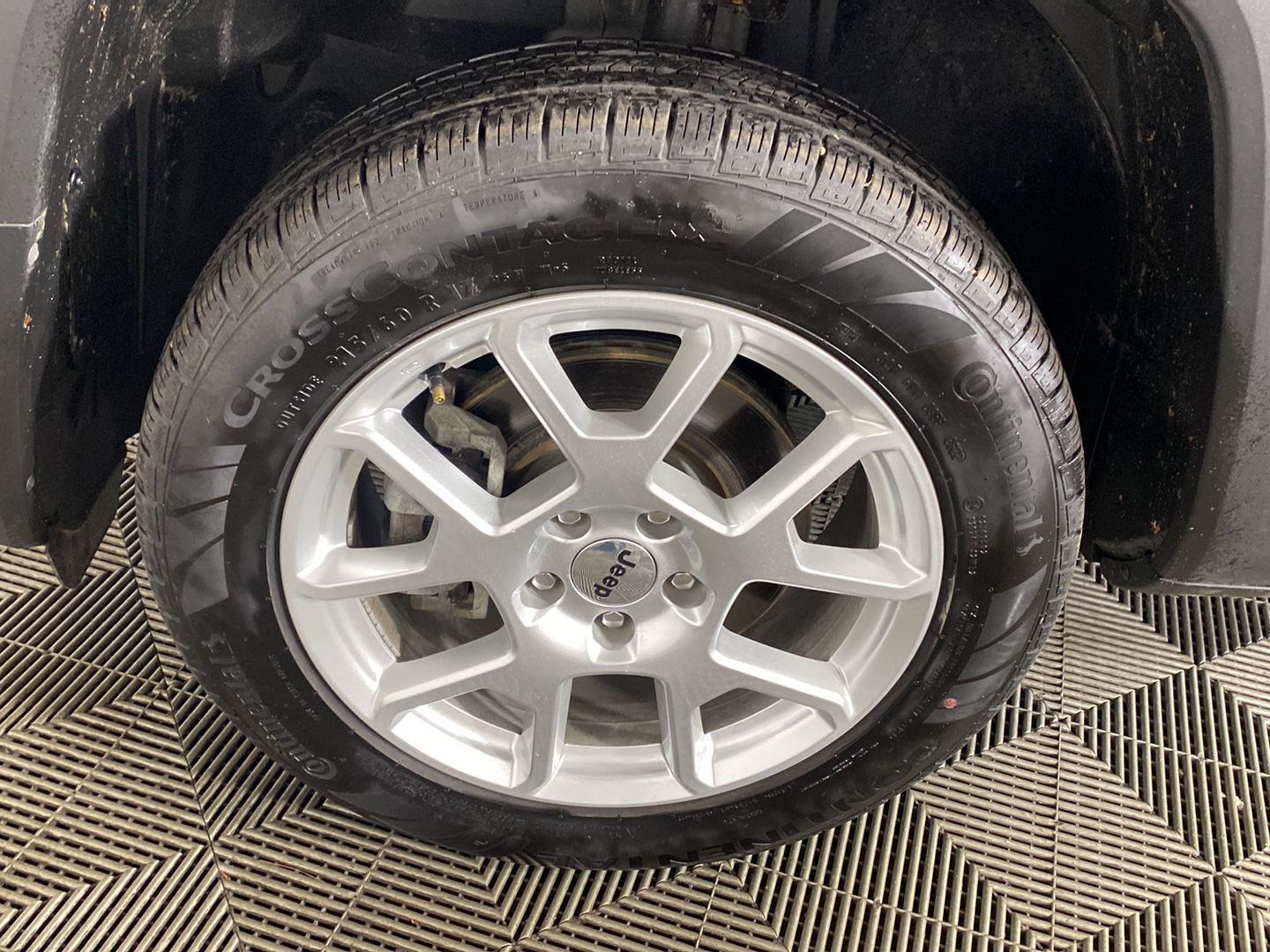 Certified Used 2022 Black Clearcoat Jeep Latitude image 11