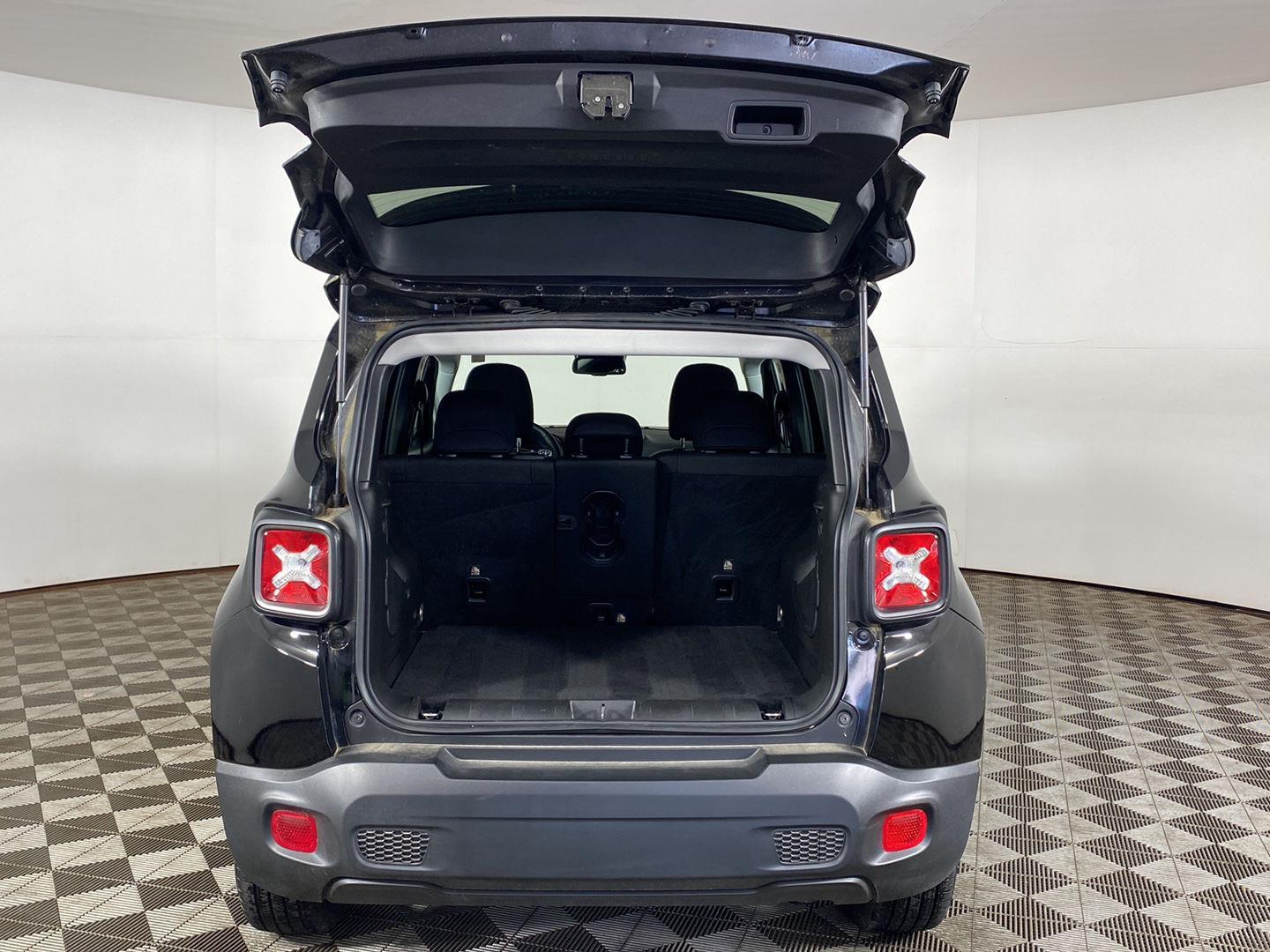 Certified Used 2022 Black Clearcoat Jeep Latitude image 9